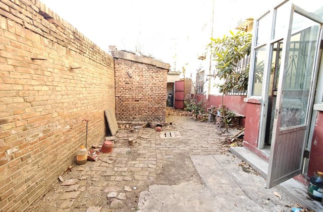 闹中取静 育新街上 一楼带大院 毛坯好装修