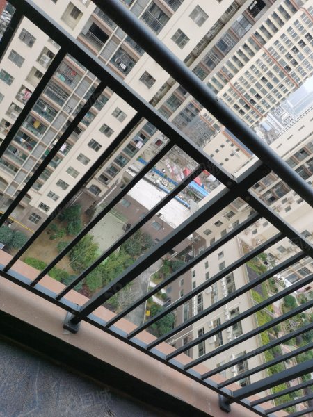 鸿坤国际3室2厅2卫120.98㎡南北72万