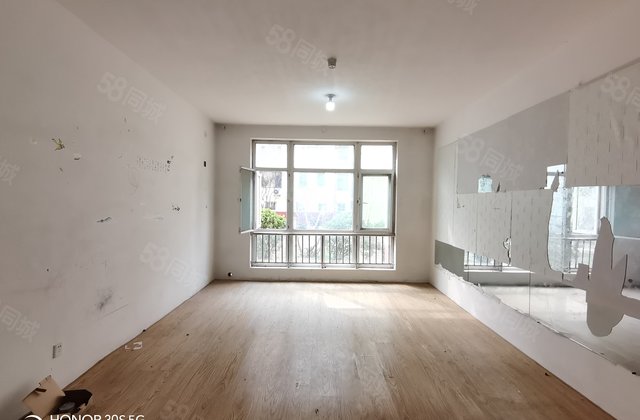 新出   房 湖边一楼带院 洋房 名人苑 城市主人 双语