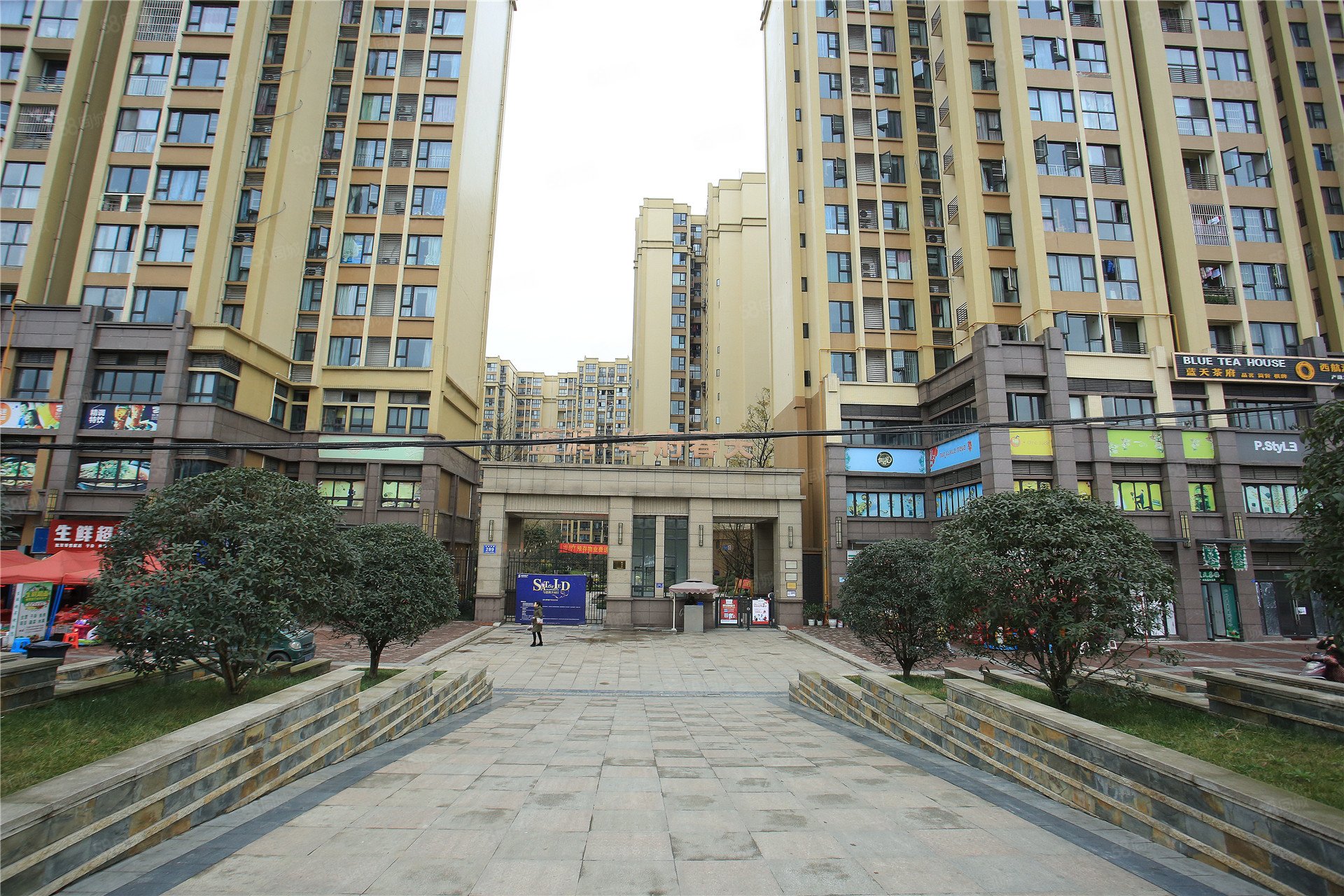 蓝润华府春天3室2厅1卫78.36㎡南126万