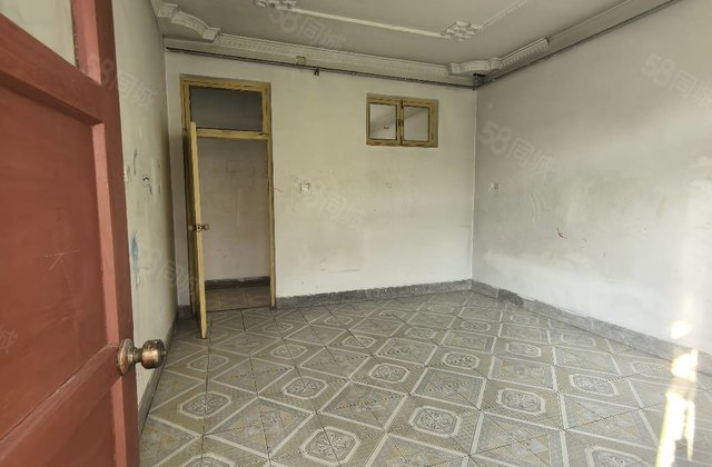 湖北小区别墅.上下两层.150平.带院子80平.偏房两间实图