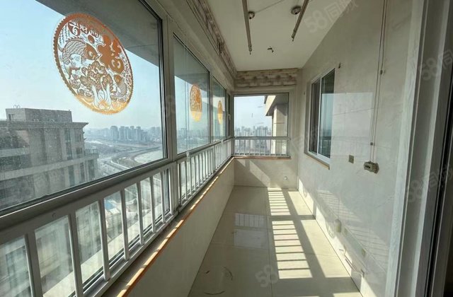 东昌中学，清水湾，送车位，双阳台，精装3房，次新小区
