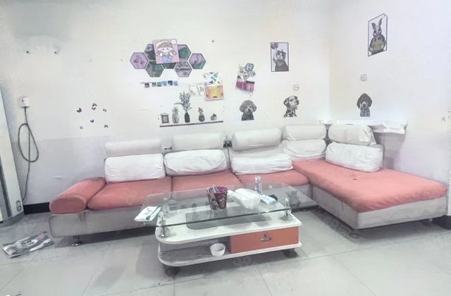 实验中  ，医院，超市，香江市场，停车方便，电梯已  ！