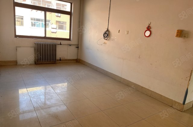 财干路 电视台家属院 115平三室  带储藏室 急售