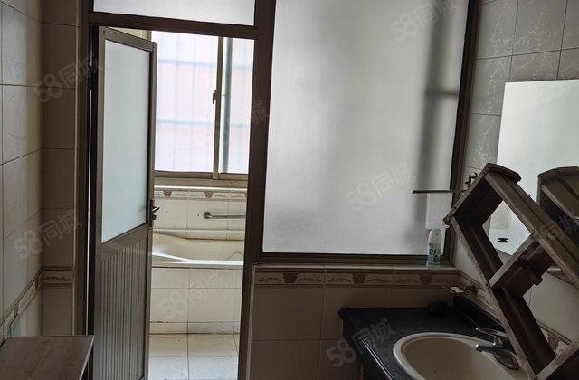 距湖50 ，朝阳大三居，36平车库加27平地下室，可议价