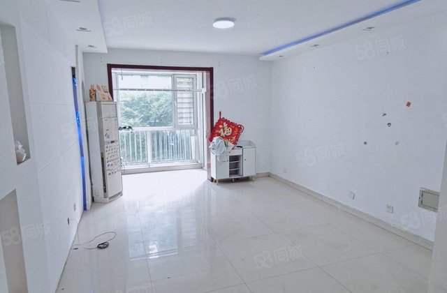 阿卡一期一楼带露台！错层设计大两室，送带窗户储藏室光明  ！