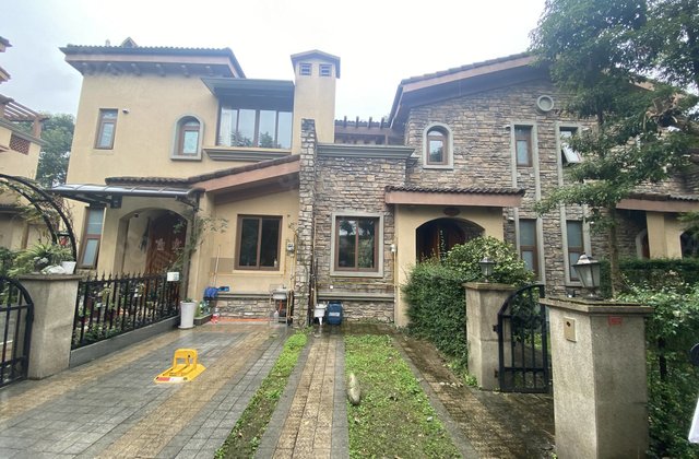 青城山联排别墅,地面两层带前后花园和私家车库