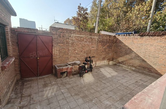 一楼带院！三中家属院！独门独院！三室朝阳！免大税