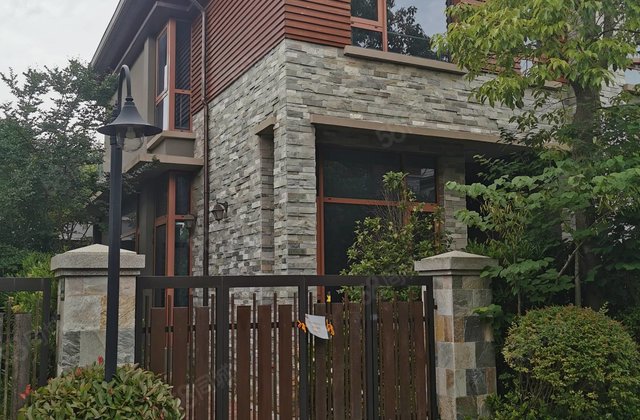 急售崇明独栋别墅 送花园500平 房东出国诚意抛售 送装修