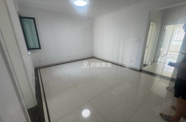 开发区清水湾，  楼层，三室两厅两卫，带车位储藏室，满两年