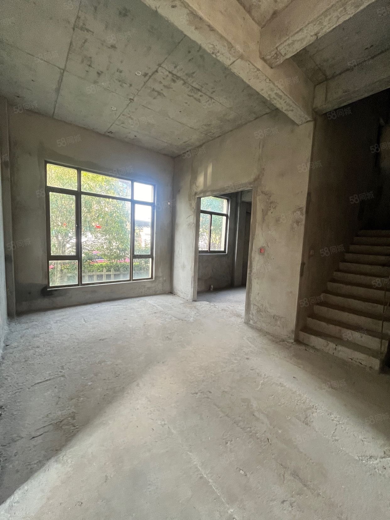 碧桂园凤凰城(别墅)5室2厅4卫243㎡北259万