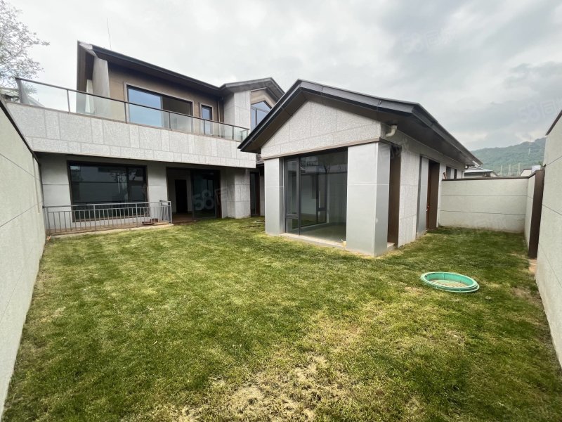 中国铁建山语桃源3室2厅3卫255㎡南北250万