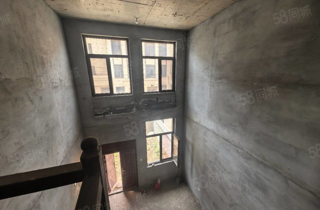 联排别墅，237平，130 6室，前后带院，