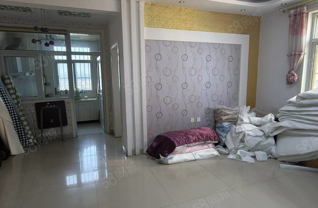 新出七中对过馨苑小区中间楼层，边户三室两厅，随时看房。