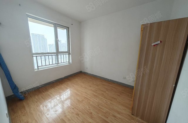 大润发旁 星光中央丽都 中间楼层采光好 看房方便