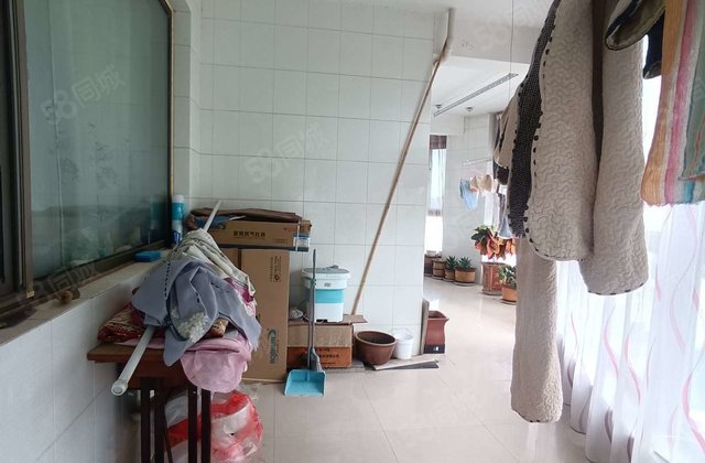 急售贵华苑小区 东边户带车位 户型很好 阳台很大