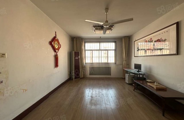 三里铺风景小区 近医院 中间好楼层 精装可拎包入住 交通便捷