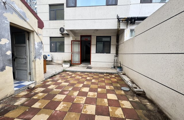 市中心老别墅    联排边户地上两层  使用面积150平