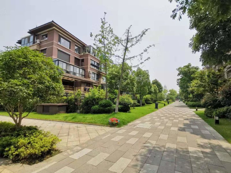 200平大院子纯新房,实木家具带暖气,万科城花园洋房不沿街