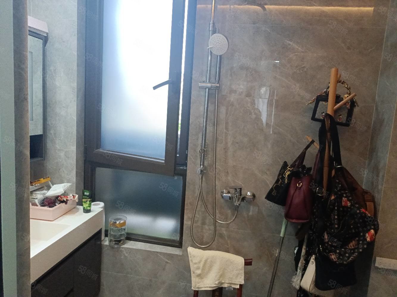 金马御龙城5室2厅3卫228㎡南北195万