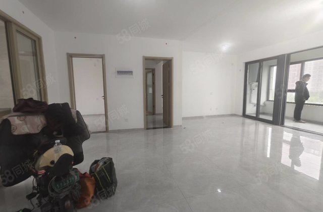 房东急售 电梯8楼 送车位 储藏室 南区的 诚心出 保证真实