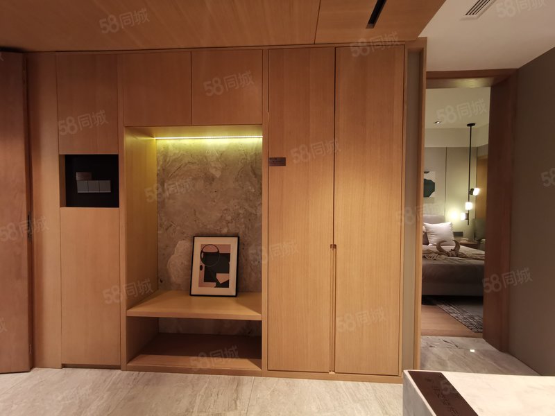 自贸区核心金洲商圈 三大成熟广场围绕 来电即可享受年终钜惠!