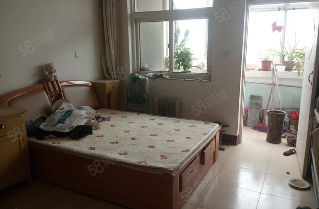 市中心位置，利民东路3室2厅1卫，送车位地下室，价格可议。