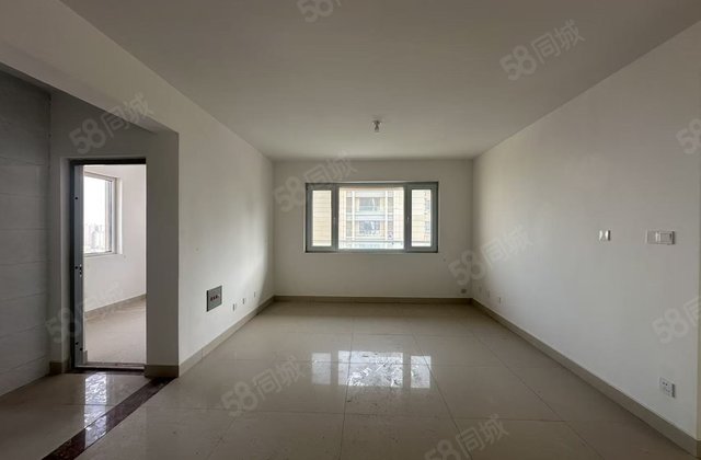 万达广场邻 缤纷日月城 电梯新房未住  四室2厅2卫 婚房