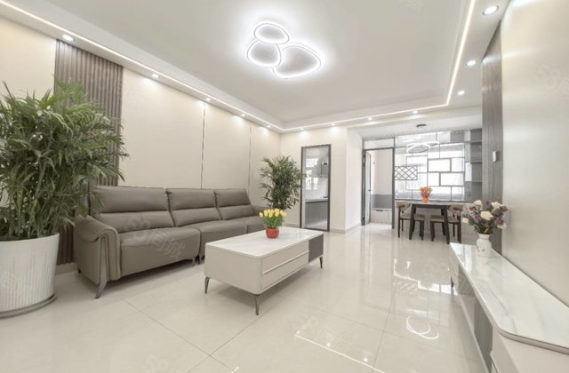 断桥铝门窗，2016年地暖房，紧邻名人苑，湖边精装修，带车储