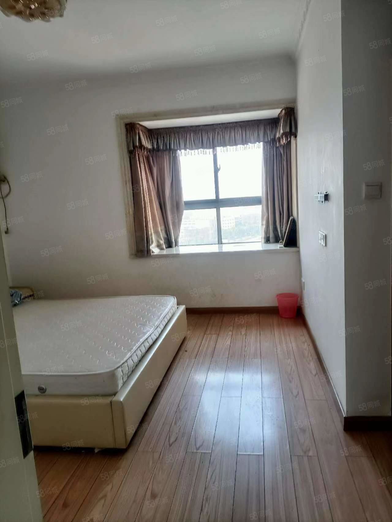 共和名城6室4厅4卫126㎡南80万