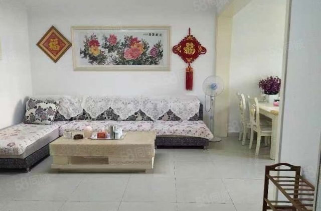 急售铁塔附近湖景房三室一厅一卫，步梯三楼，小公摊小区环境良好