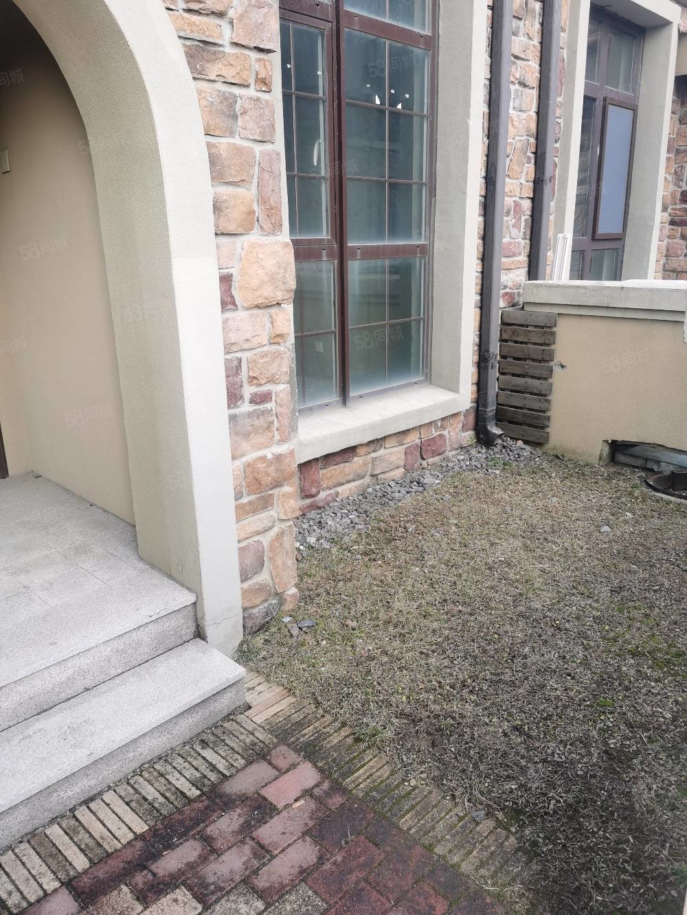 【10图】滨江一号联排别墅,车库入户,能停两台车,滨江一号(别墅)-丹东