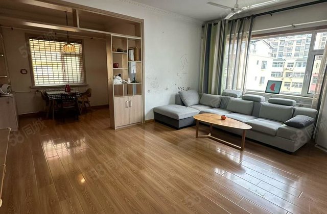 急售三院香江附近，三室朝阳户型大阳台，单价4千多，单位家属院