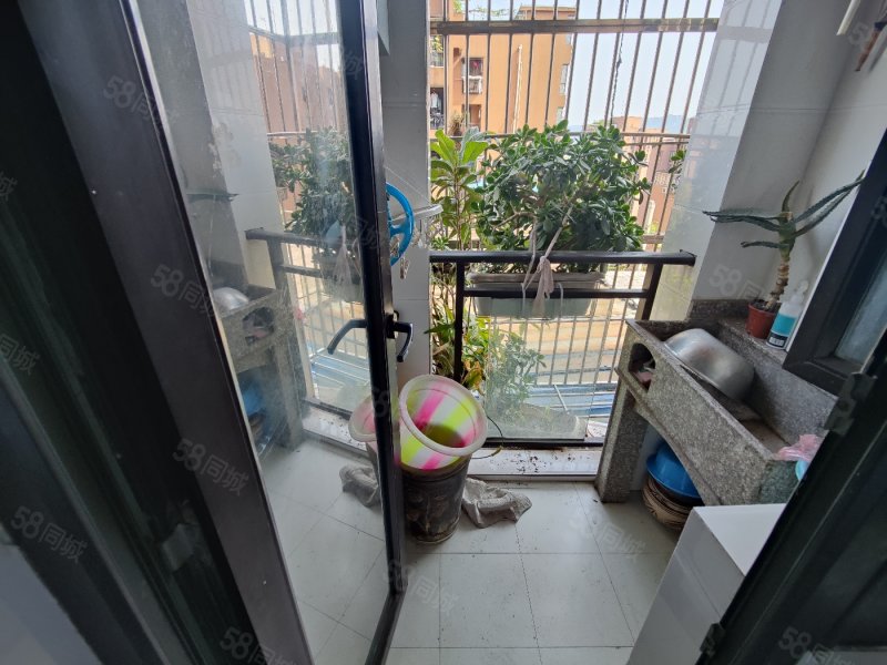 辅仁路康德国会山大社区人车分流车库装修都巴适得很