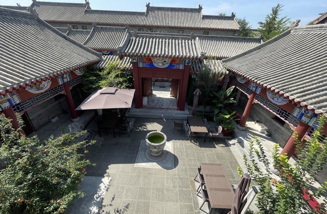 古楼豪宅，东昌首 府三进四合院，占地一亩半，仅有三座