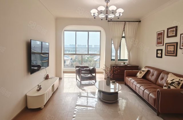 别墅区 凤凰新城 送储藏室 落地大飘窗 精装可拎包入住