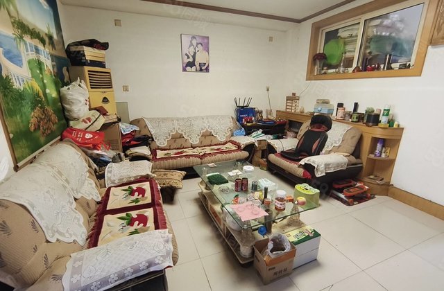 中华御苑北邻，新纺街小区，步梯好楼层，带个大储藏室，好停车！