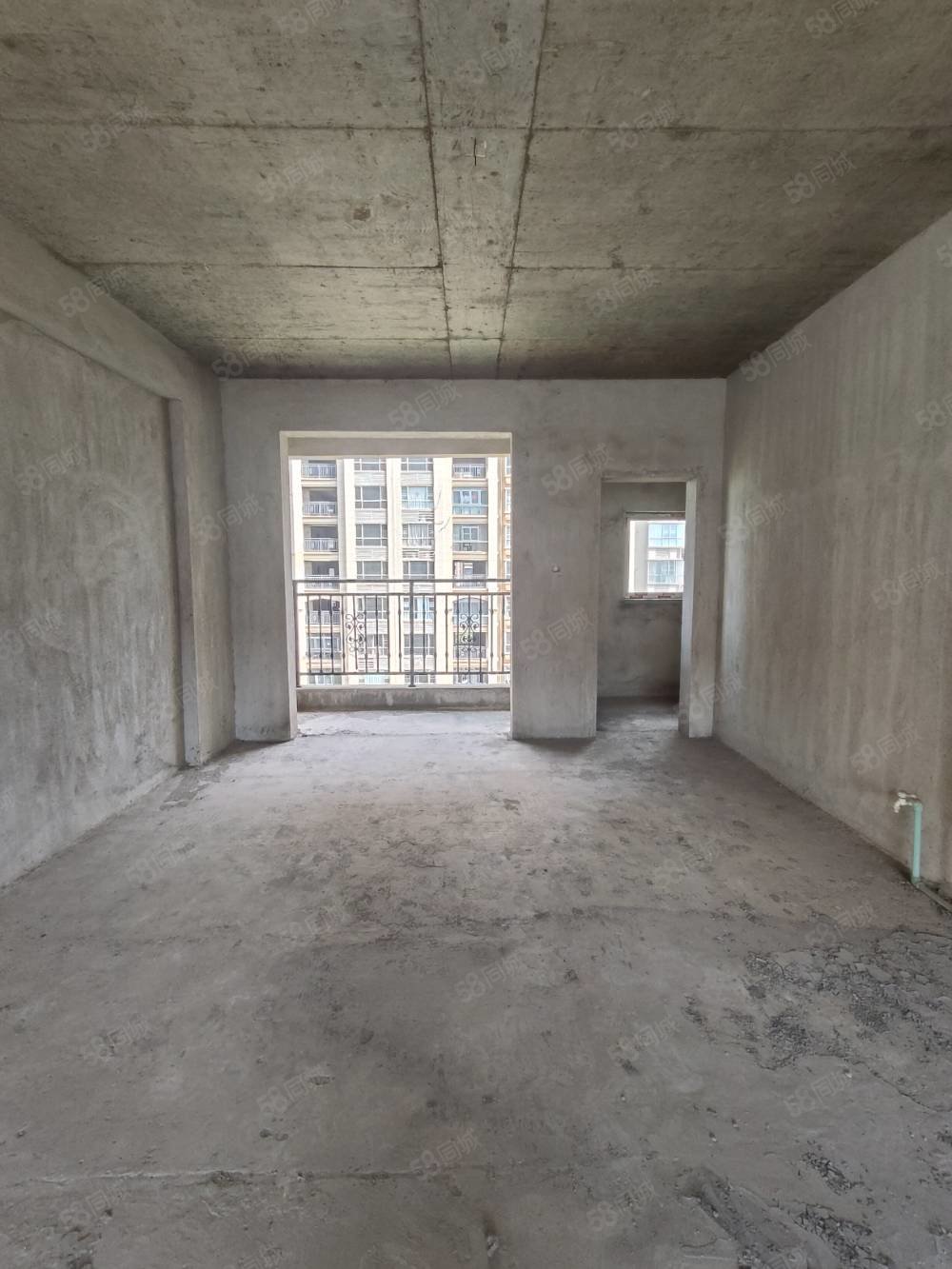 滨江御府3室2厅2卫127㎡南北63万