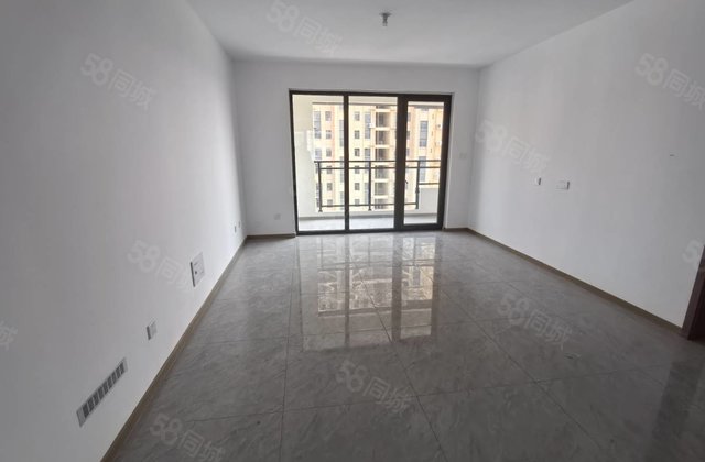 现房新房  即住三室两厅两卫，东边户，财干路二干路，随时看房