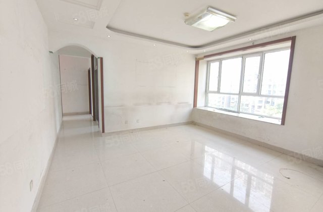 二中附近，单价6千加，精装四室，带储藏室好楼层，边户，急售