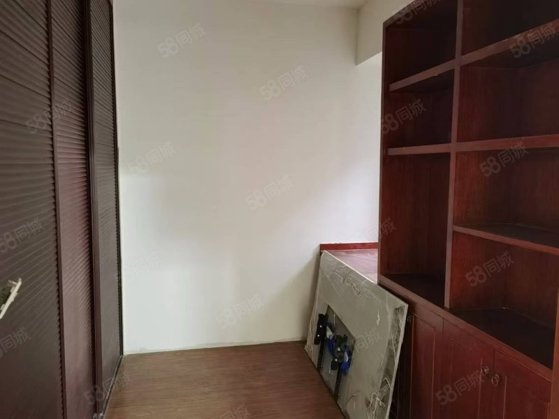 拓海第一江岸4室2厅2卫129㎡西南80万
