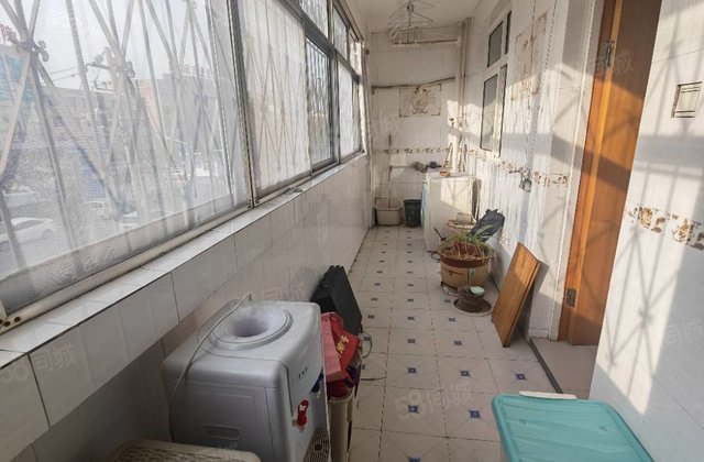 中央帝景对面 萃苑小区 二楼三室两厅 停车方便 可按揭