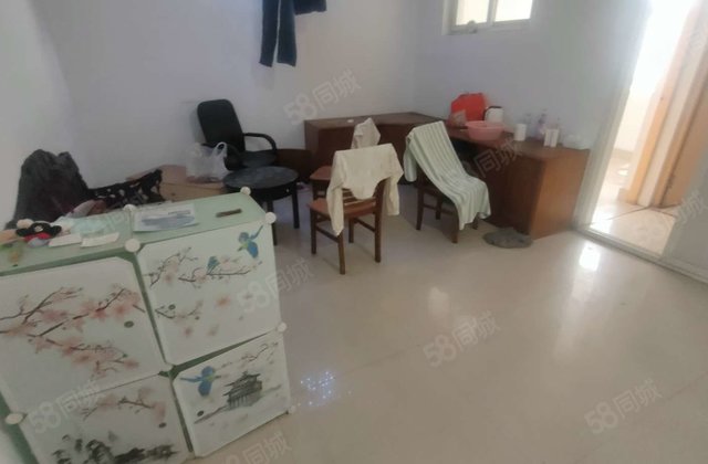 两层的房子带地上储藏室，停车方便，单价两千多