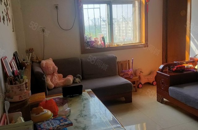 金城小区南区的精装好房 商圈成熟 近医院  有顶复露台