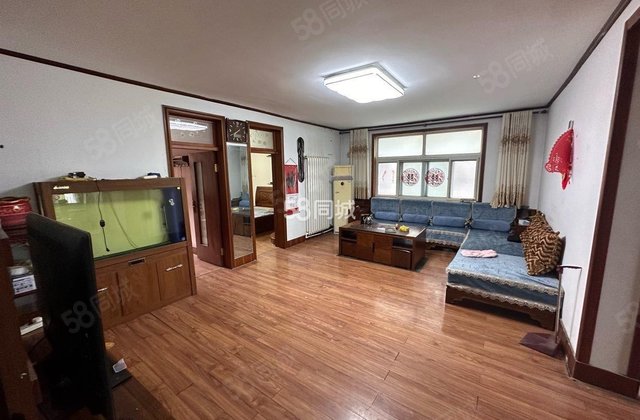 新东方公寓 中间楼层 出行方便 刚需小三居 送家具 房东直卖