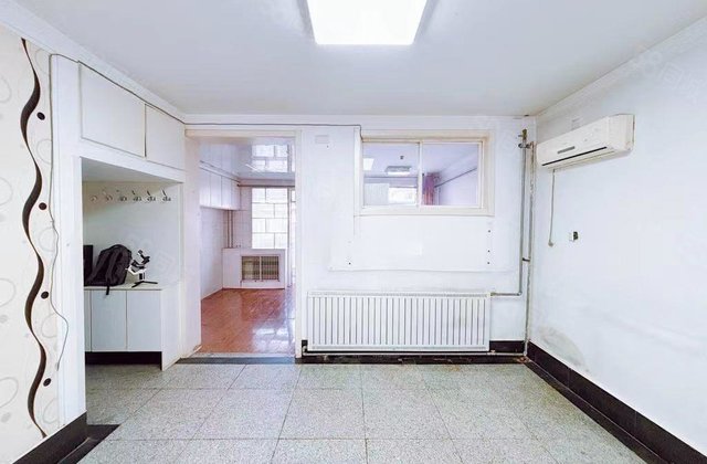 电业局四院中间楼层 三室免大税 有钥匙 随时看房