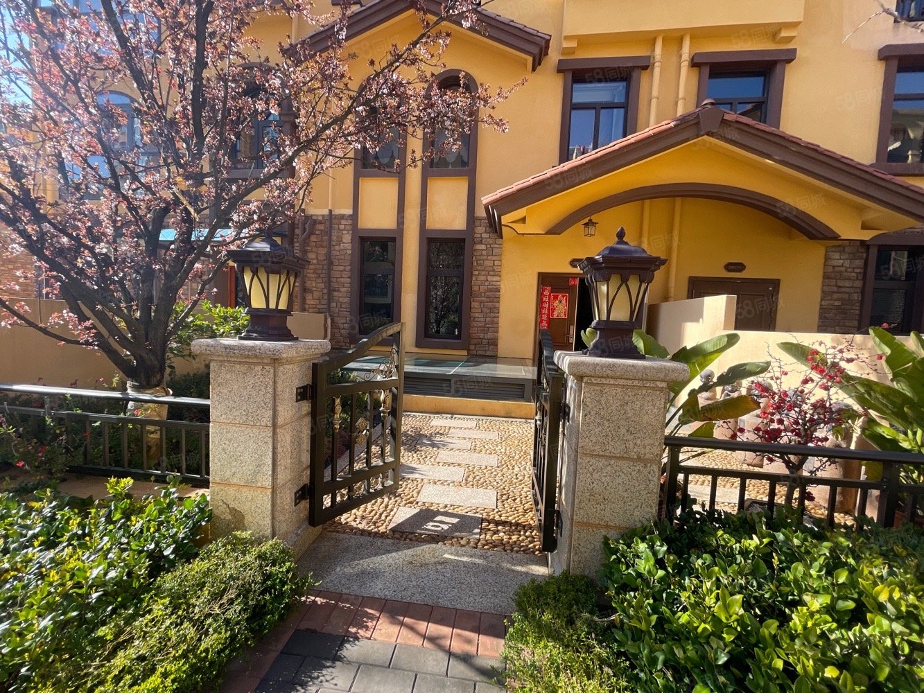 黑龙潭旁现房联排别墅超高得房率150平花园