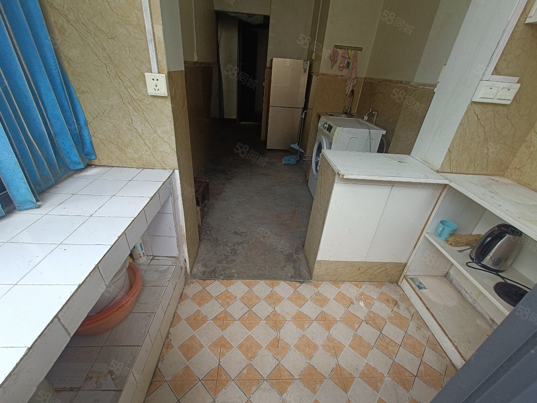 轮胎东村1室1厅1卫32㎡东9.9万