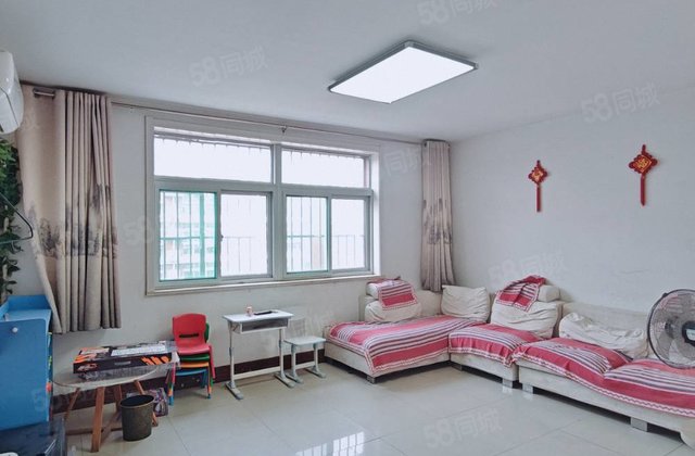 万达北邻！多层四楼90平正规两室！大客厅阳台落地窗！停车方便