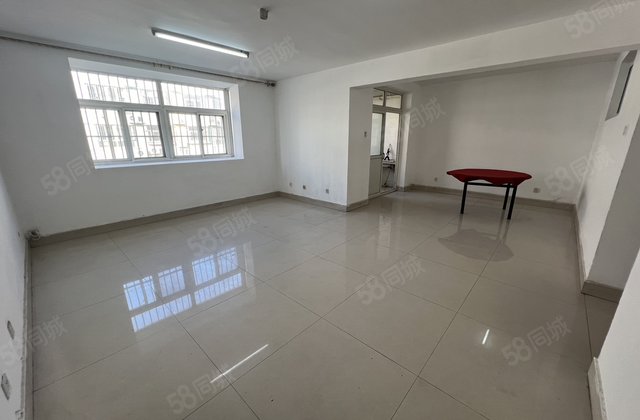 急售车站 地暖 三室朝阳 中间楼层 送大储藏室 小区停车方便